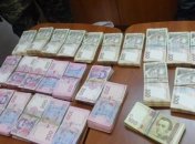 Женщина пыталась пронести через границу более миллиона грн под одеждой