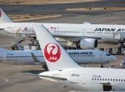 В международном аэропорту Токио на взлете загорелся самолет, есть пострадавшие