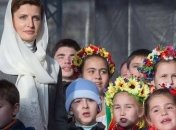 Супруга Президента вместе с детьми-сиротами запустили в небо голубя