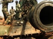 Повстанцы на танках напали на военную базу