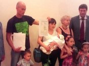 В самопровозглашенной ДНР выдали первое свидетельство о рождении 