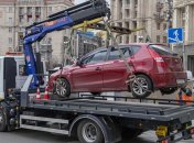 Машину забирають під виття сирен