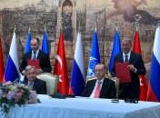 Антониу Гутерреш (слева) в Стамбуле