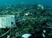 На какой глубине европейских морей обнаружены полиэтиленовые пакеты?