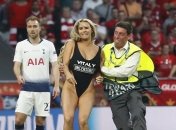 Полуголая фанатка выбежала на поле во время финала Лиги чемпионов в Мадриде (Фото)