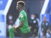 Удар скорпиона по лицу: в АПЛ футболист вырубил соперника, промахнувшись по мячу (Видео)