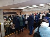 Толпы людей в метро