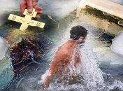 Лезть в холодную воду под алкоголем нельзя