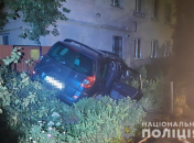 Автомобиль, на котором парни врезались в дом