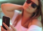 Девушка делает селфи