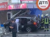 Два кіоски знесло за секунду: з'явилося відео моменту аварії на Позняках У Києві
