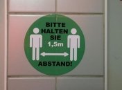 "Не оставили выбора": в Германии 71-летний мужчина потребовал соблюдать социальную дистанцию и распылил баллончик в прохожих