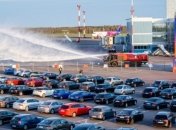 Литовский аэропорт открыл автокинотеатр прямо на перроне