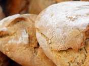 Почему хлеб не черствеет, а плесневеет?