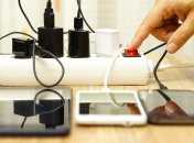 Коли телефон зарядився, треба обов’язково дістати зарядку з розетки