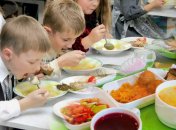 Меньше хлеба и сахара, но больше мяса: новые правила питания в украинских школах (инфографика)