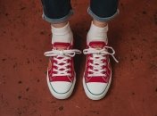 Новая обувь часто натирает ноги (изображение создано с помощью ИИ)