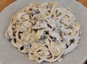 Паста з куркою та грибами