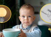 Ребенок за столом, лампочка и фольга