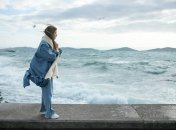 Девушка у моря