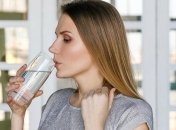 Нужно ли полоскать горло соленой водой при легких симптомах коронавируса