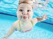 Необычные фото грудничков под водой