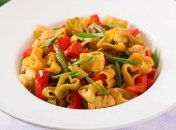 Рецепт дня: постные макароны с печеными перцами и красным луком