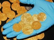Помог локдаун: в Британии нашли клад золотых монет с инициалами жен Генриха VIII (фото)