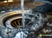 Злив раковини можна очистити без професійних хімічних засобів (зображення створено за допомогою ШІ)