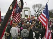 Сотни канадских индейцев блокировали пограничные мосты с США