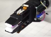 Вдохновились человеческими пальцами: в MIT научили робота подключать наушники к разъему (Видео)