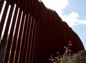 В США начали строить прототип стены на границе с Мексикой 