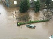 В Лондоне из-за проливных дождей затопило автомобили 