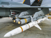 Установленная на самолете ракета AGM-88 HARM