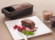 Шоколадный кекс с фисташками и муссом из козьего сыра с малиной