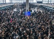 Протестующие в Гонконге блокировали аэропорт: руководство планирует возобновить работу во вторник
