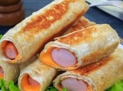 Рецепт дня: сосиски в лаваше с сыром (на сковороде)