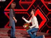 Участник "Х-Фактор 6" сделал предложение девушке в эфире (Видео)