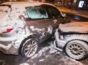 Гололед и снег: в центре Киева за 20 минут столкнулись пять автомобилей (Видео)