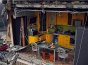 Под обломками разрушенного российской ракетой дома погибли десятки человек