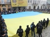 В центре Львова более тысячи горожан спели Гимн Украины (Видео)