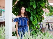 Сукня зі спущеними плечима обов'язкова в літньому гардеробі 2024