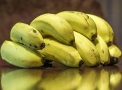 Медики рассказали, в каких случаях вредно кушать бананы