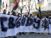 В Киеве требуют освободить Павличенко
