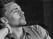 Том Хиддлстон сыграл кавер на песню Хэнка Уильямса "Move It on Over"