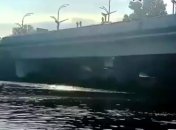На ходу спрыгнули в воду: В Киеве подростки катались на крыше метро