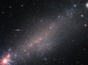 Ученые обнаружили галактику, которая похожа на комету