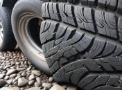 Камінці часто застрягають у протекторах шин