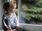 Полиция: В Киеве разбилась трехлетняя девочка, выпав из окна 16-го этажа