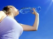 Не дай себе засохнуть: лучшие способы утолить жажду в жару